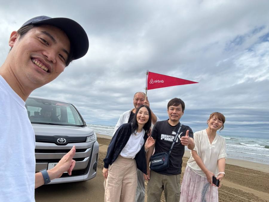 車前でピースする5人の自撮り