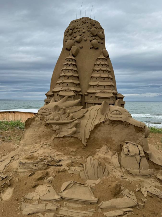 砂浜にある大きな砂の彫刻