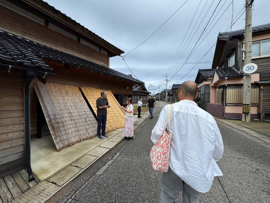 茅葺きの古民家へ向かう一行