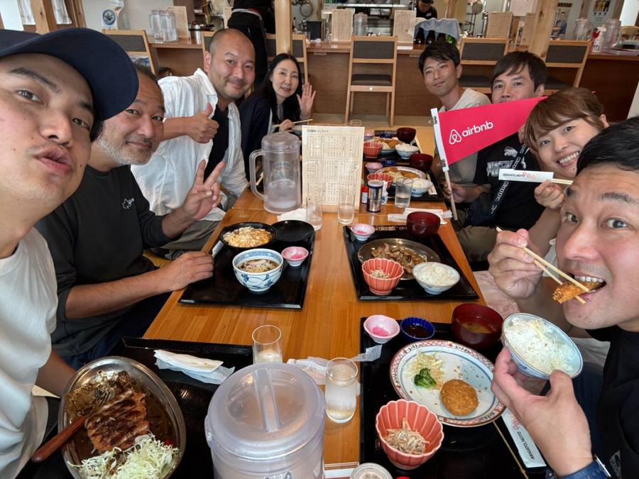 昼食テーブルを囲む一行の写真