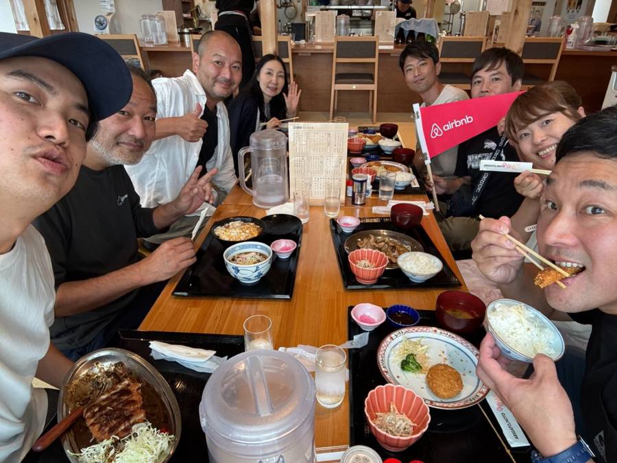 昼食中の一行の別カット