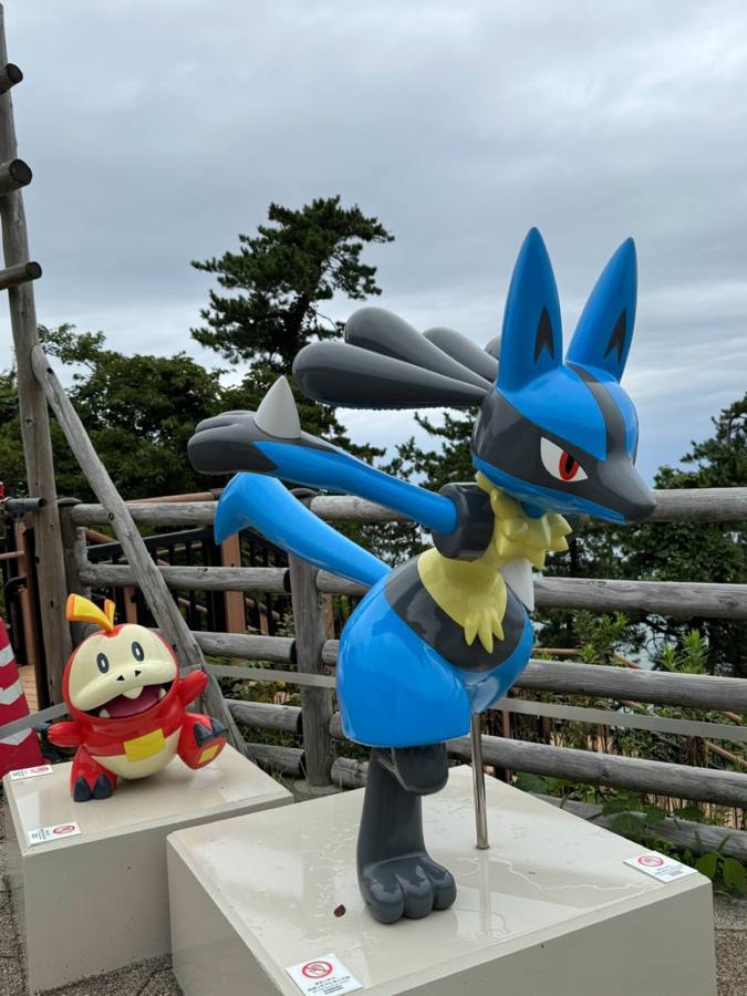 展望台のルカリオとパモットの像