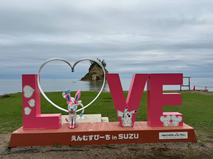 LOVEモニュメントとニンフィア像、奥に見附島