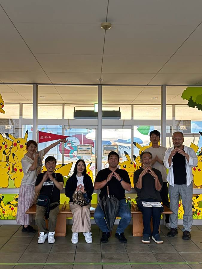 ピカチュウ壁画前の集合写真