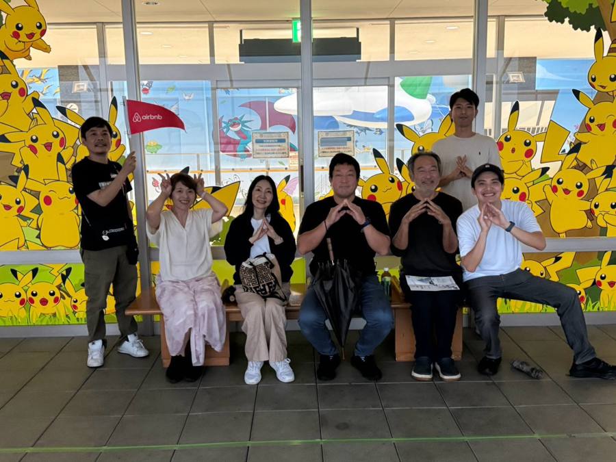 同じ壁画前での集合写真別カット