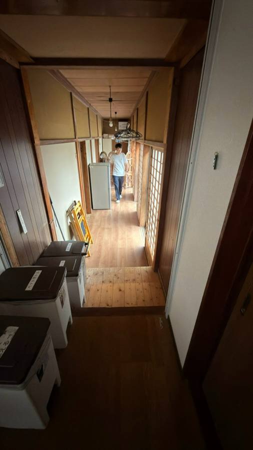 廊下を歩く男性と洗濯機