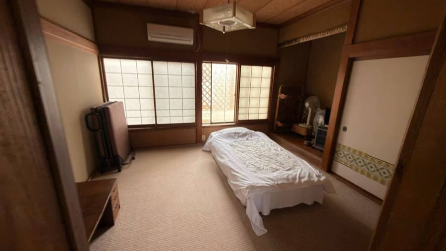広めの寝室に一台のベッド