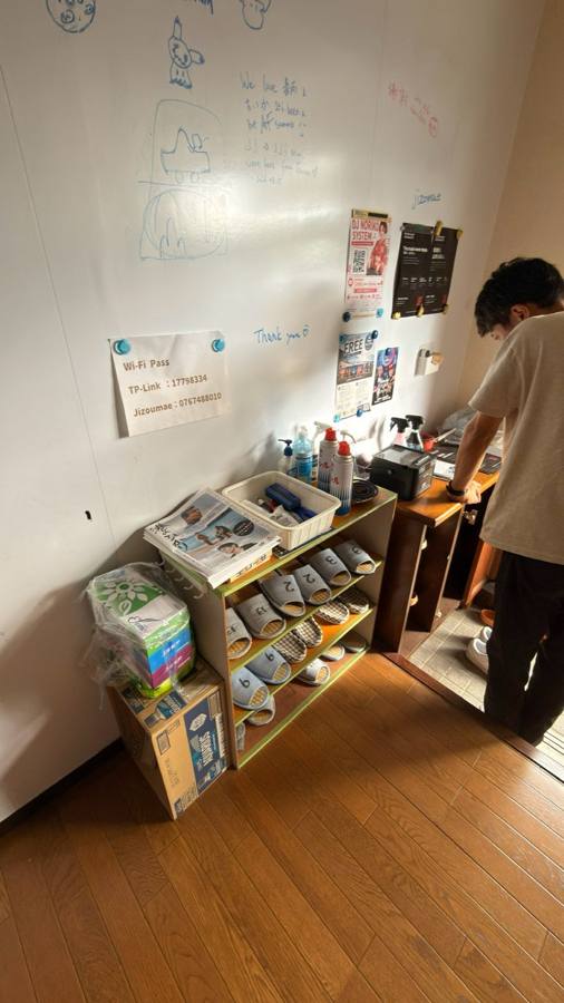 落書きとWi-Fi案内のある壁、スリッパ棚