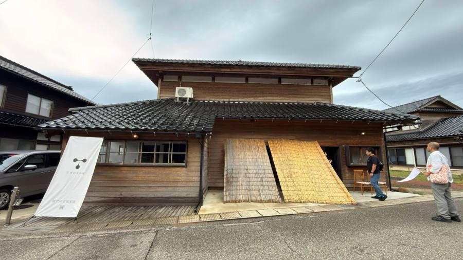 茅の日除けを立てるTOGISOの外観