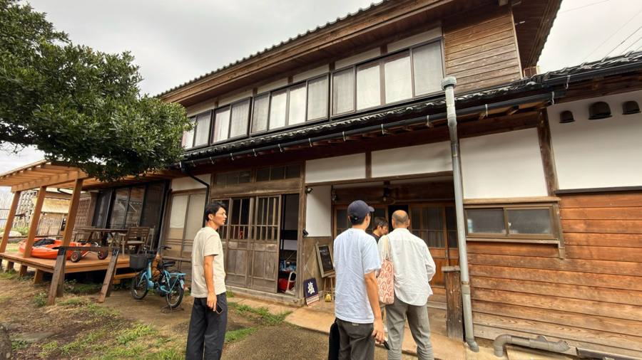 一同で外観を見上げ説明を聞く