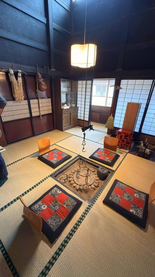 囲炉裏を囲む座布団と椅子