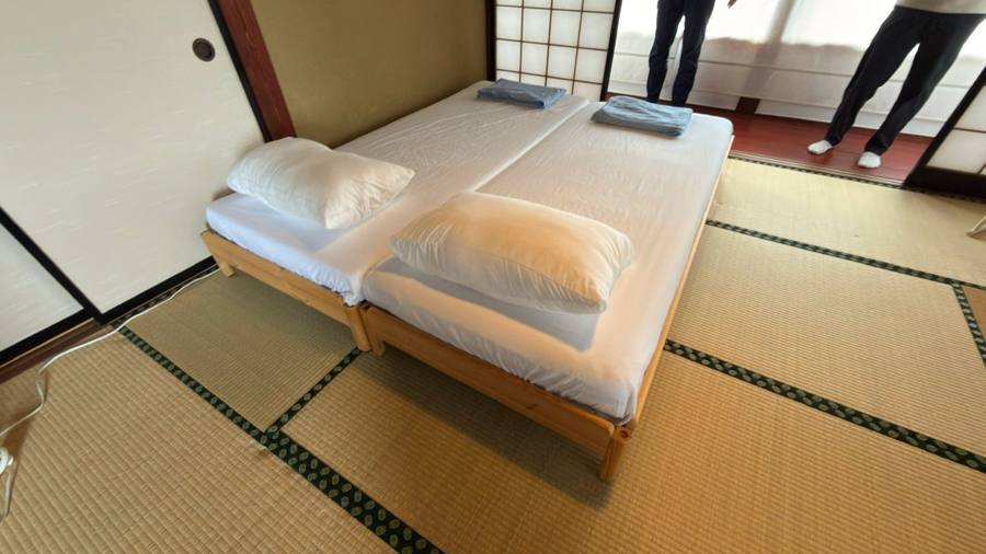 布団を敷いた和室の寝室