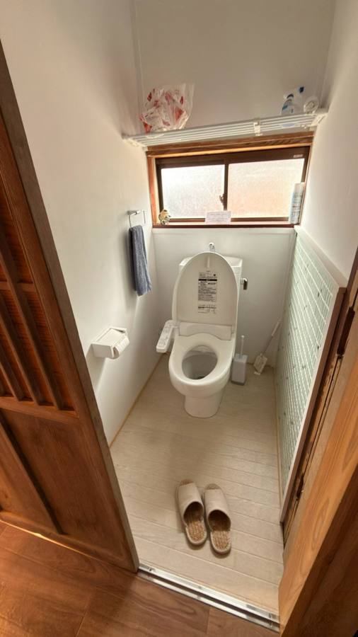 古民家のトイレとスリッパ
