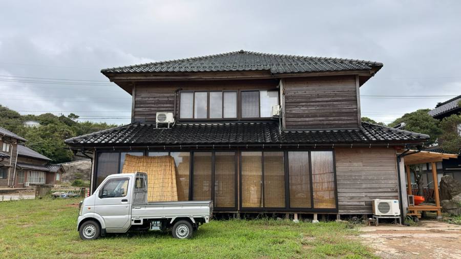 軽トラの前の古民家全景