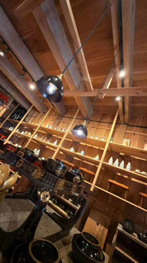 輪島塗の器が並ぶ黒い照明の店内