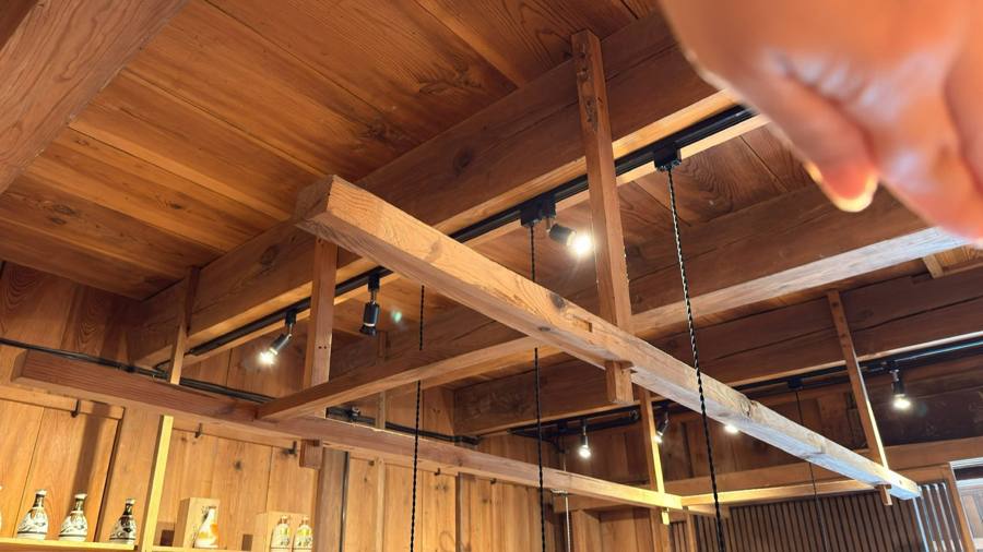 梁と照明を見上げる店内