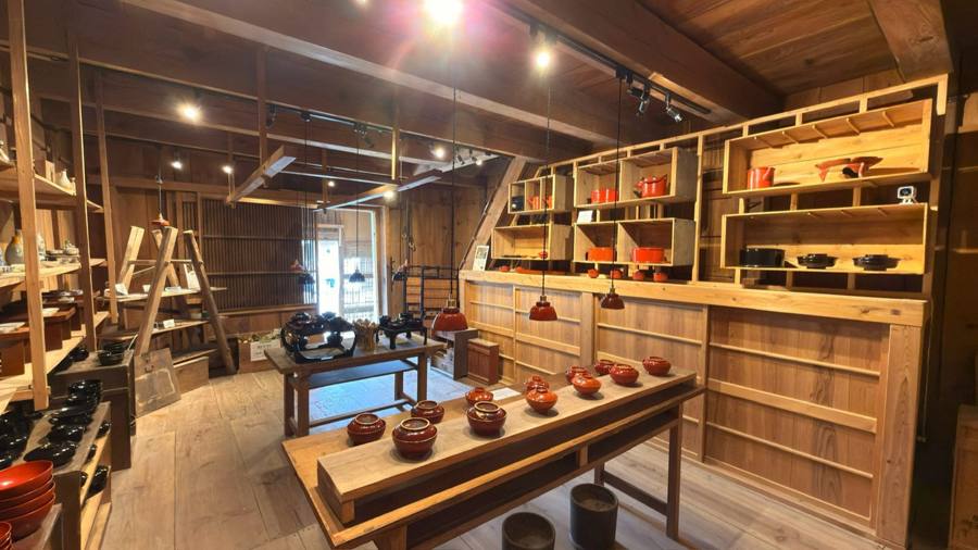 輪島塗の店内全景と入口の光