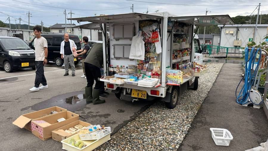 仮設住宅前で移動販売車が商品販売