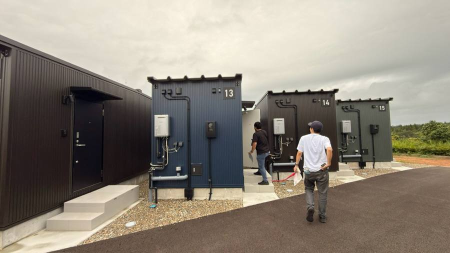 仮設住宅の建物が並ぶ通路