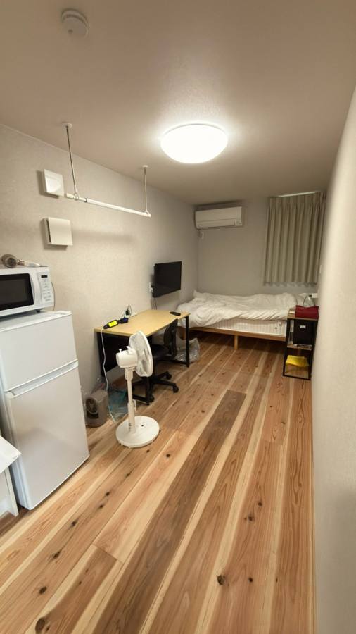 仮設住宅室内のベッドと家電
