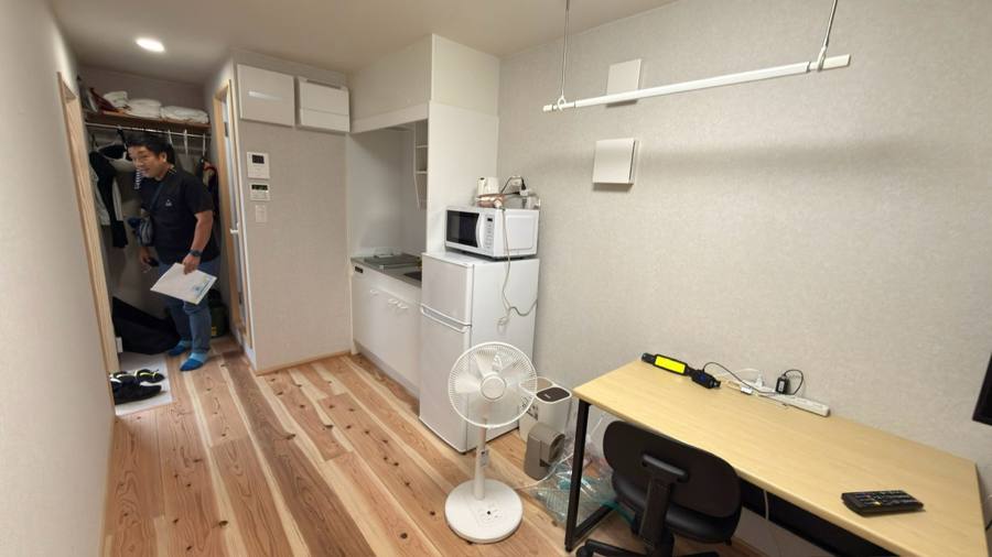 仮設住宅のキッチンを見る様子