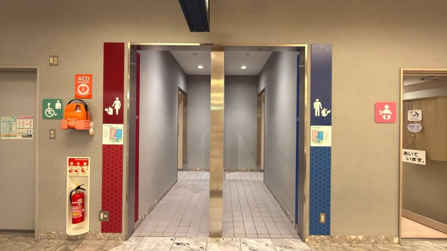 多目的トイレへの通路案内
