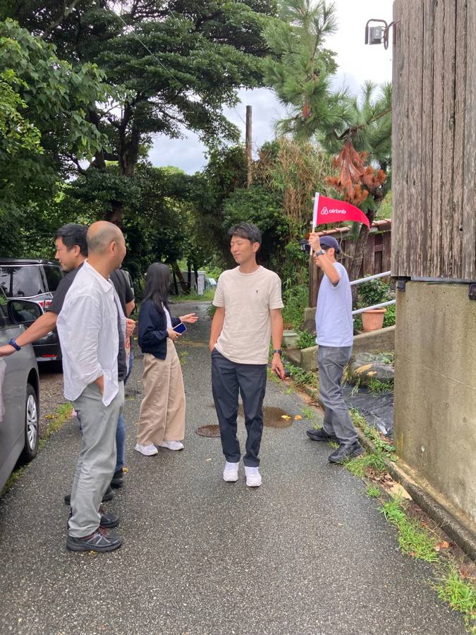 古い民宿の前を歩いて到着