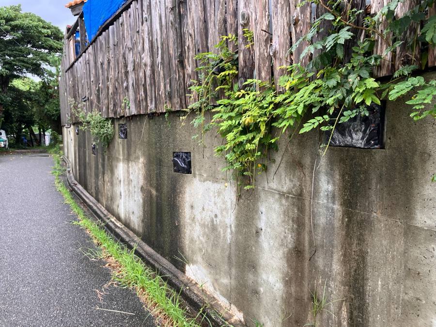 古い板壁と修繕跡のクローズアップ