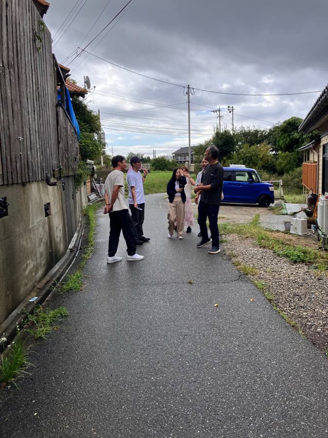 路地で立ち話する一同