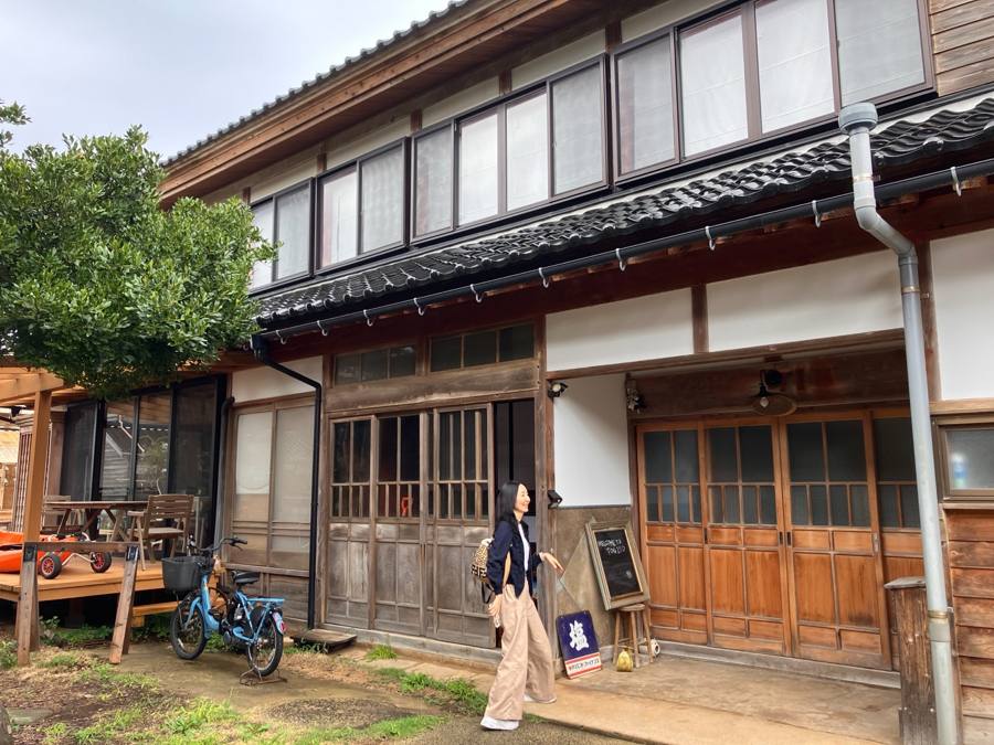 古民家宿の前でポーズする