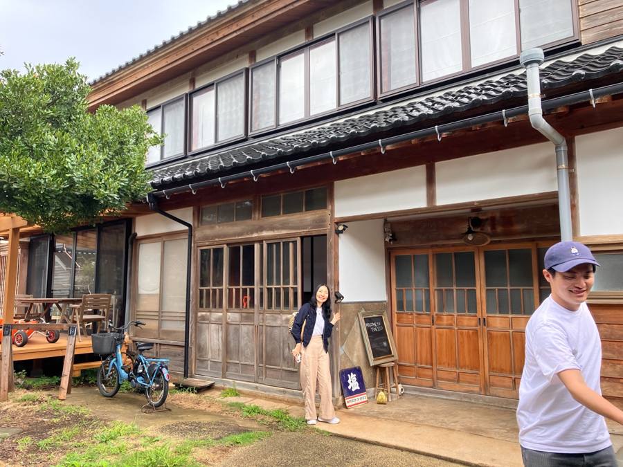 古民家前、通りすがりの人物も