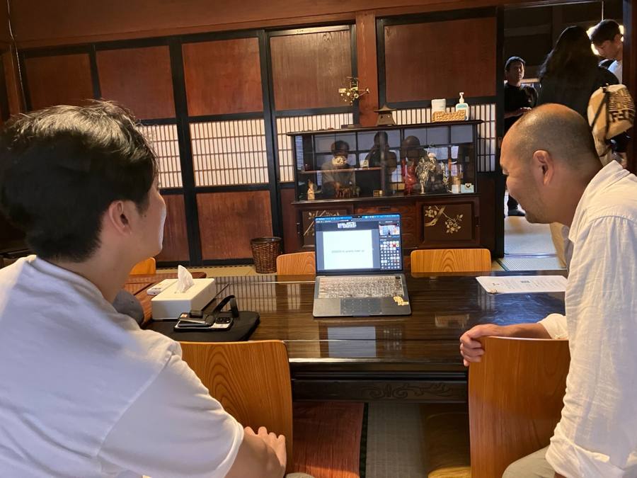 座敷でノートPCのZoom会議