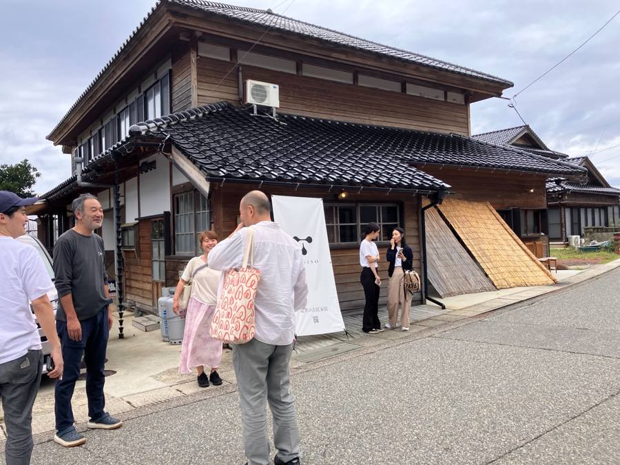 古民家宿の前に集まる一同