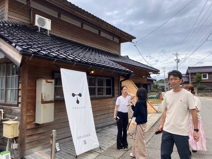 TOGISOの看板前に集合