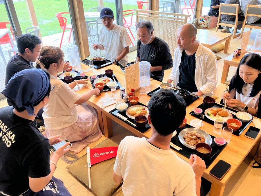 座敷で昼食、フラッグも一緒