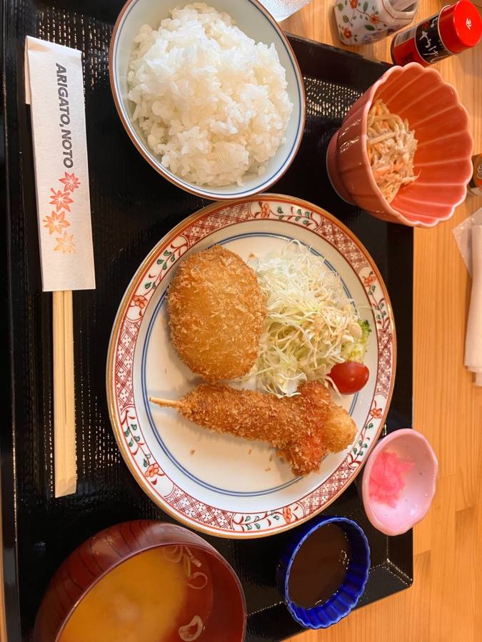 定食のトレーを上から撮影