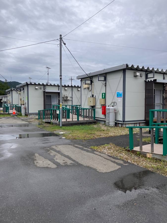 仮設住宅が並ぶ通路