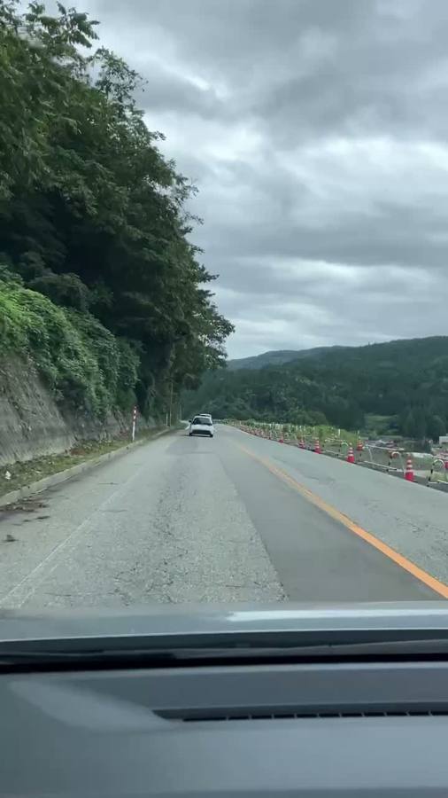 車窓から見る山道と対向車