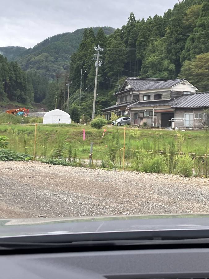 車窓から見た山あいの古民家