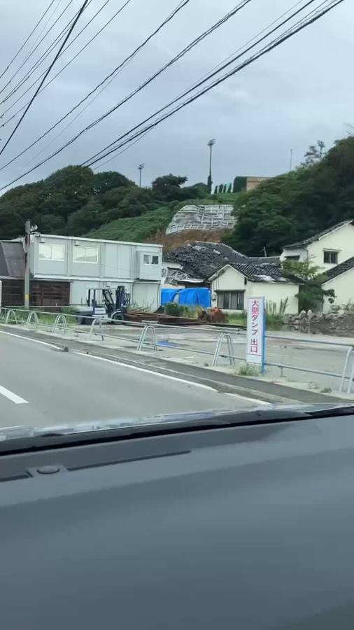 車窓から見る土砂崩れ跡