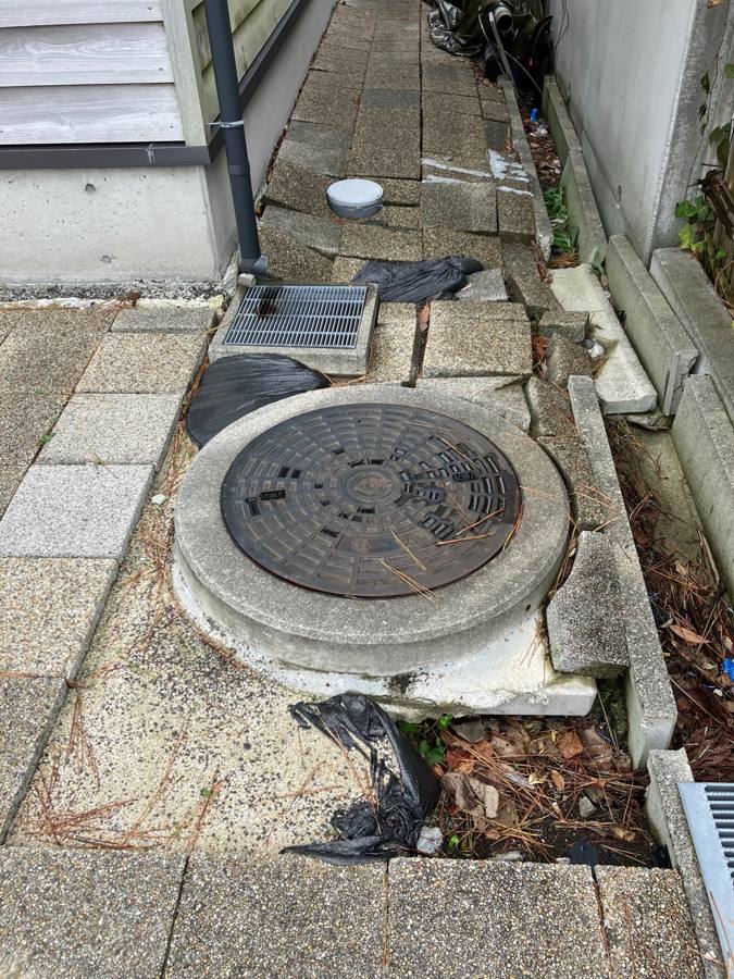 側溝の蓋のクローズアップ