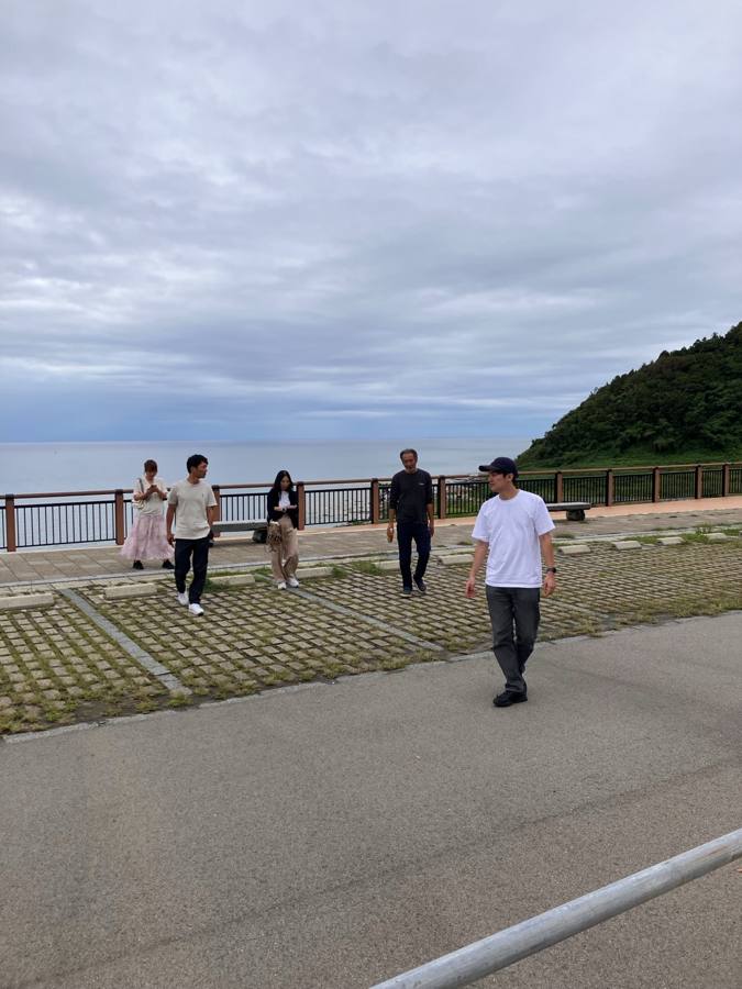 千枚田展望デッキを歩く一同