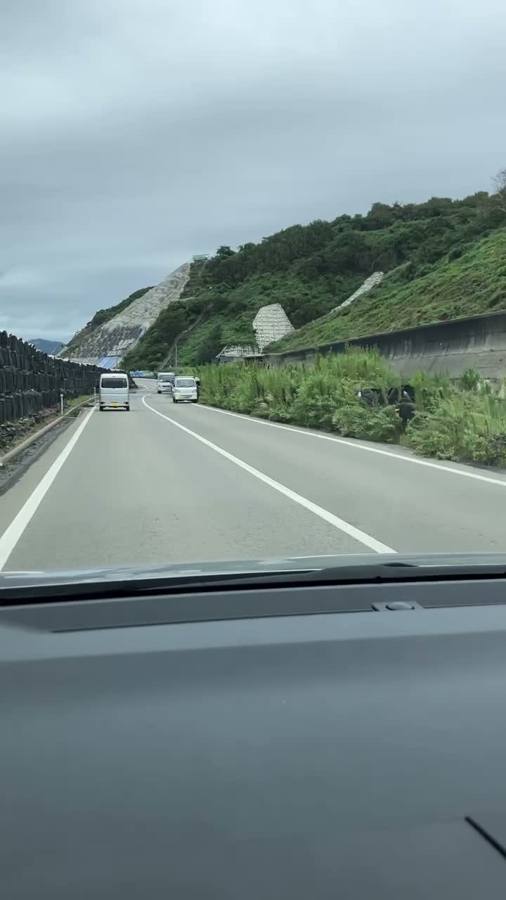 車窓から見る復旧中の斜面
