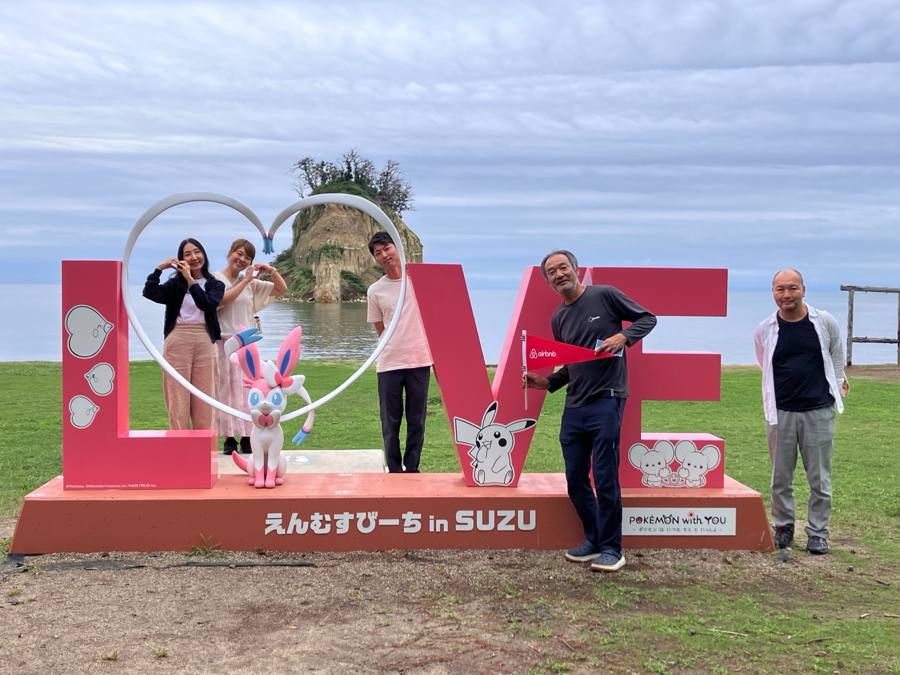 LOVEモニュメント前で記念撮影