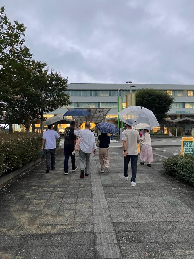 傘をさして空港へ向かう