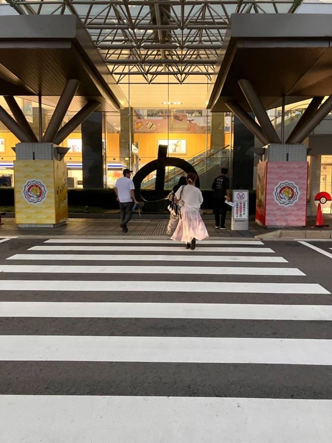 ポケモン壁画を撮影する二人