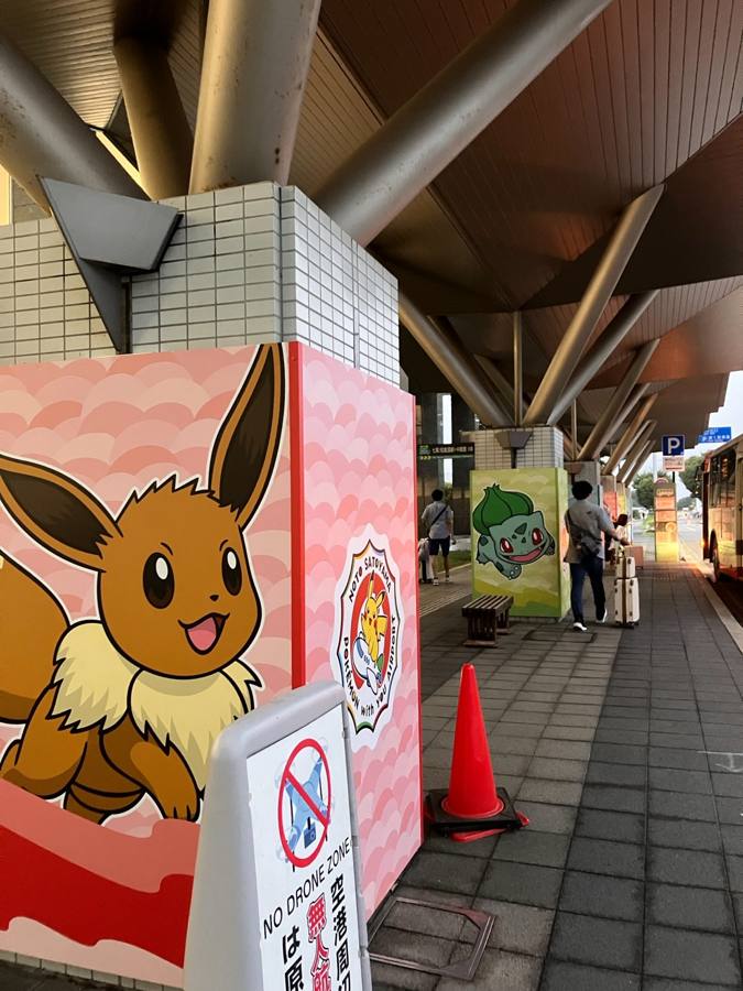 ピカチュウ人形とパネルの前