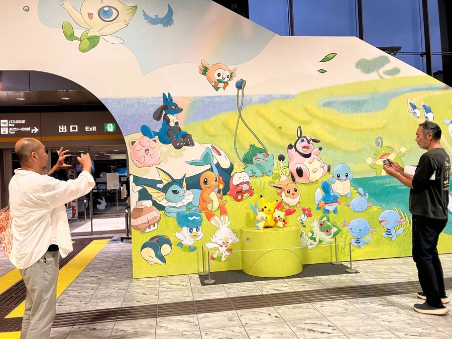 ポケモン壁画前で写真撮影
