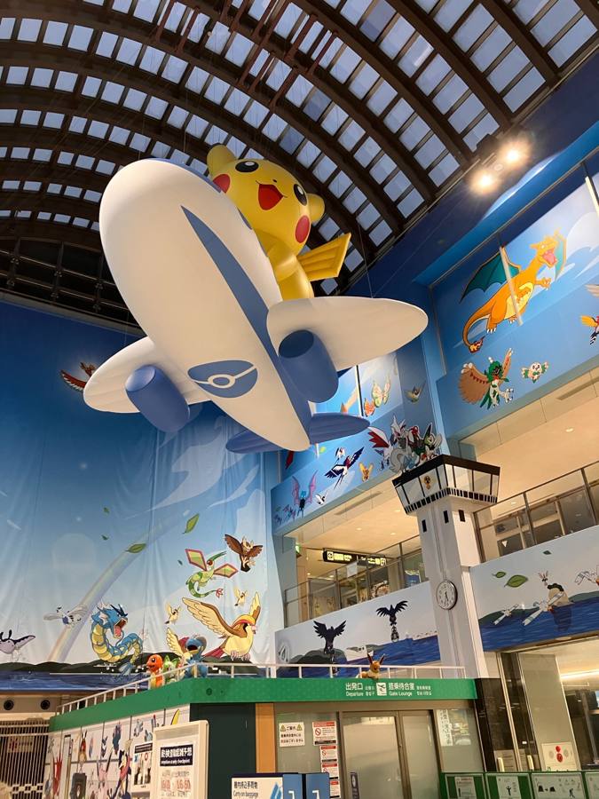 飛行機に乗るピカチュウの巨大オブジェ