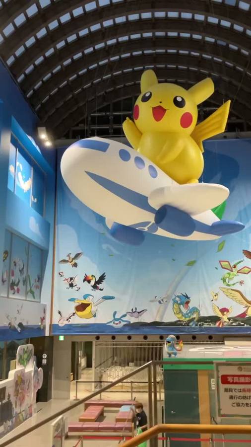 ピカチュウの飛行機オブジェ全景